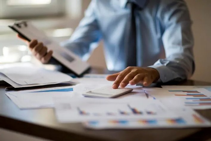 Can payroll services in the UK help with employee expense reimbursements?