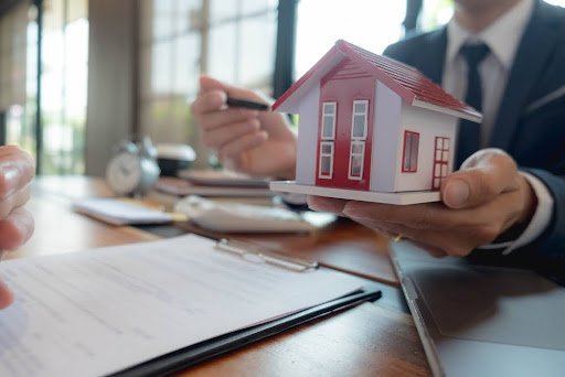How a Houston Mortgage Lender Can Help You Lower Your Monthly Payments
